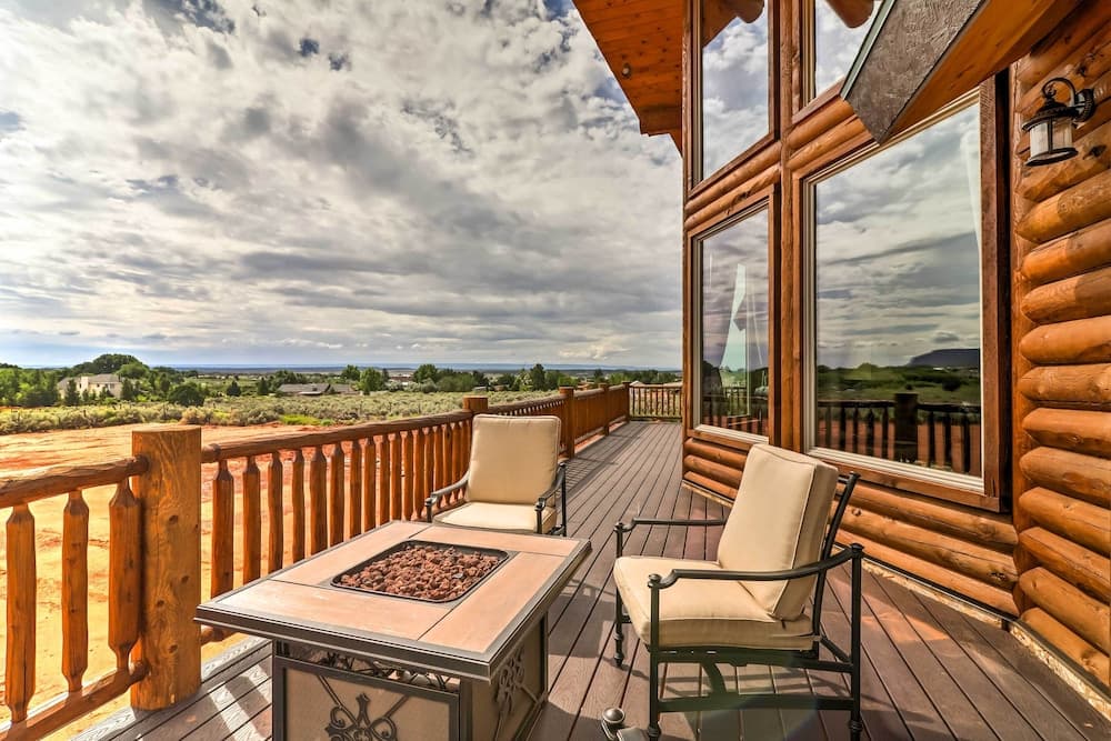 Dreamy Kanab Cabin w/ Hot Tub & Panoramic Views!