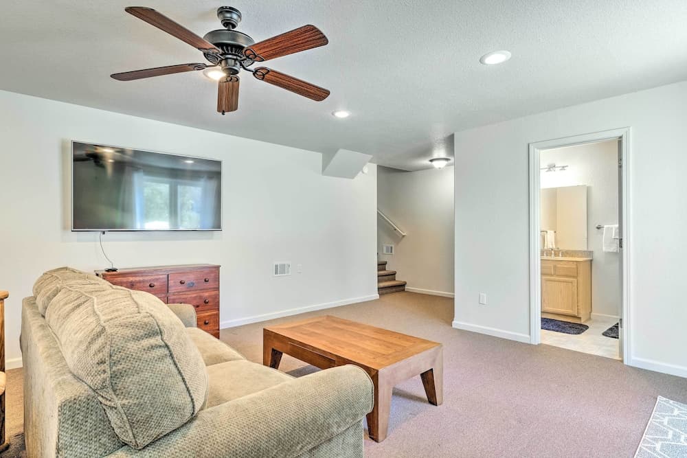 Community Perks: Welcoming Groveland Home