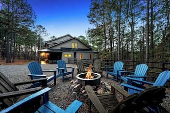 Broken Bow Cabin w/ Hot Tub & Game Room!