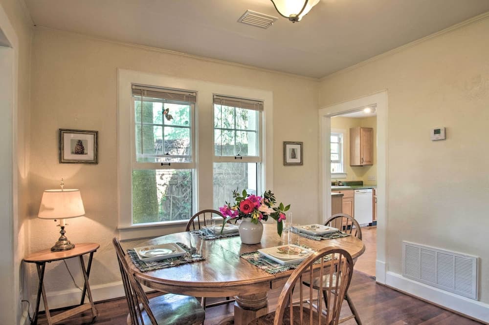 Colorful Pensacola Oasis: 1 Block to Bayview Park!