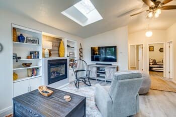 Vacation Rental Cottage: Walk to Seaside Beach!