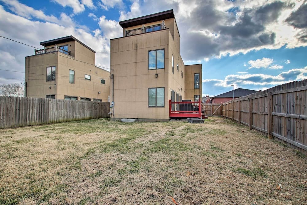 Vibrant St. Louis Pad - Walk to Lindell Boulevard!