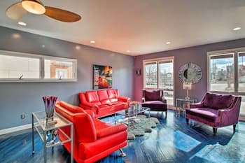 Vibrant St. Louis Pad - Walk to Lindell Boulevard!