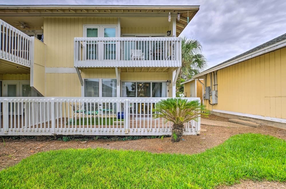 Cozy Destin Condo w/ Amenities + Private Beach!