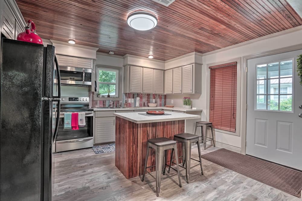 Lake Charles Home: 1 Mi to Public Boat Launch