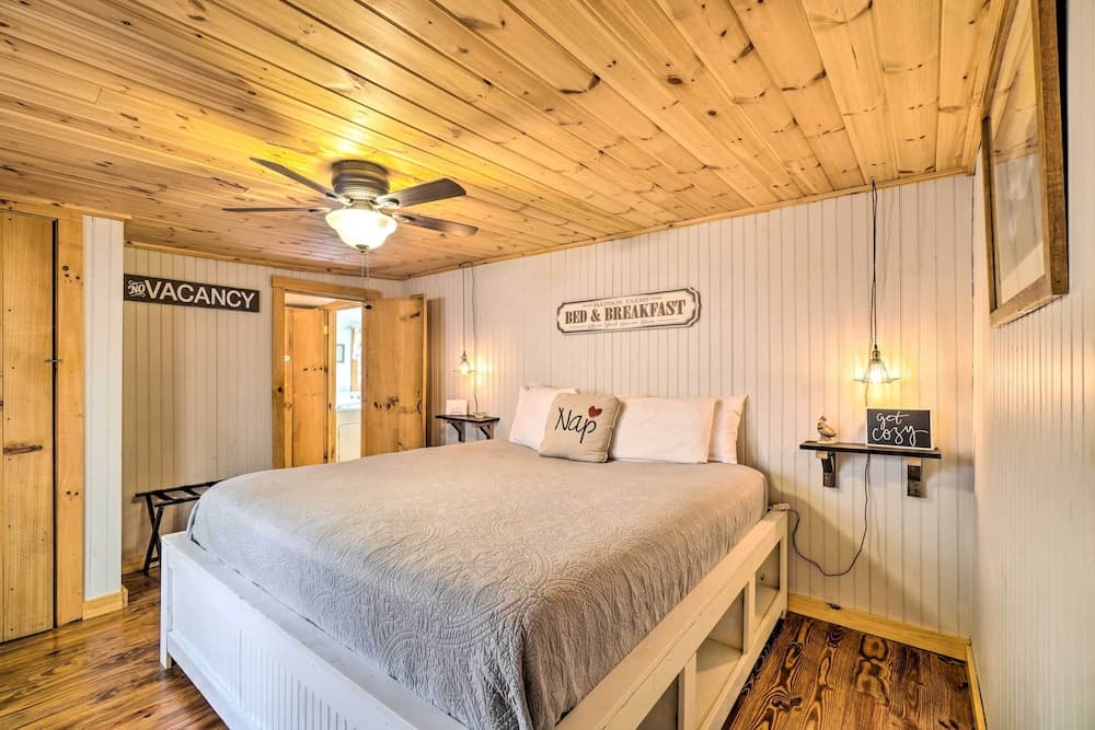 Rustic Robbinsville Cabin w/ Fire Pit!