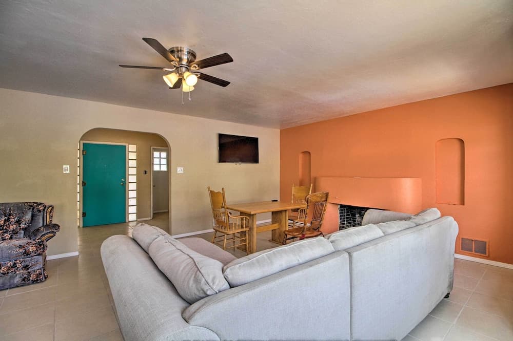 Bright ABQ Villa With Fire Pit - 3 Mi to Airport!