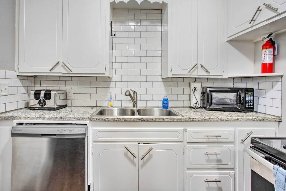 Cozy Bethany Vacation Home - Pets Welcome!