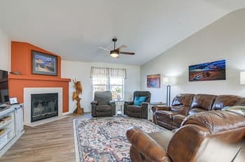 13 Mi to Lake Powell: Mtn-view Home w/ Deck & BBQ