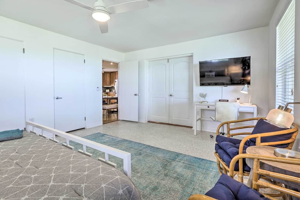 Lakefront Tavares Home w/ Sunroom + Boat Dock