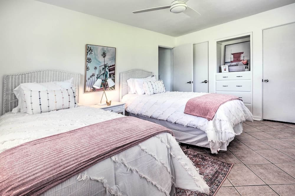 Lakefront Tavares Home w/ Sunroom + Boat Dock