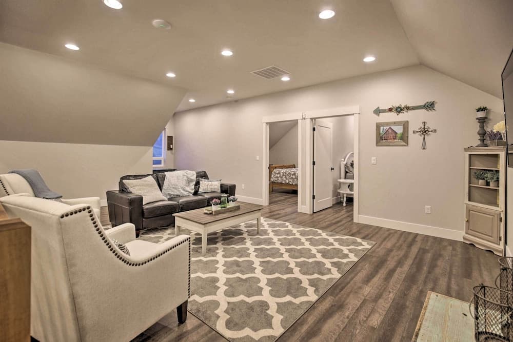 Chic Farmhouse w/ Creek in Heart of Wine Country!