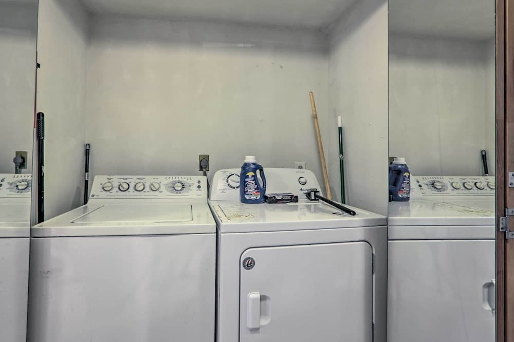 Lush, Serene Townhome ~ 3 Mi From FSU Campus