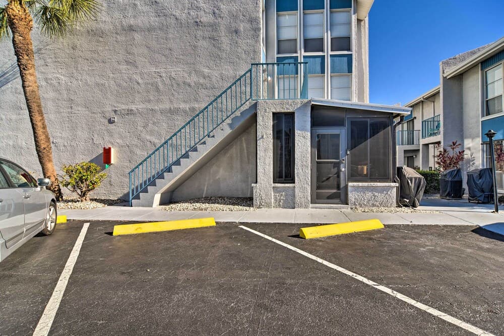 Coastal Madeira Beach Condo - Walk to Gulf!