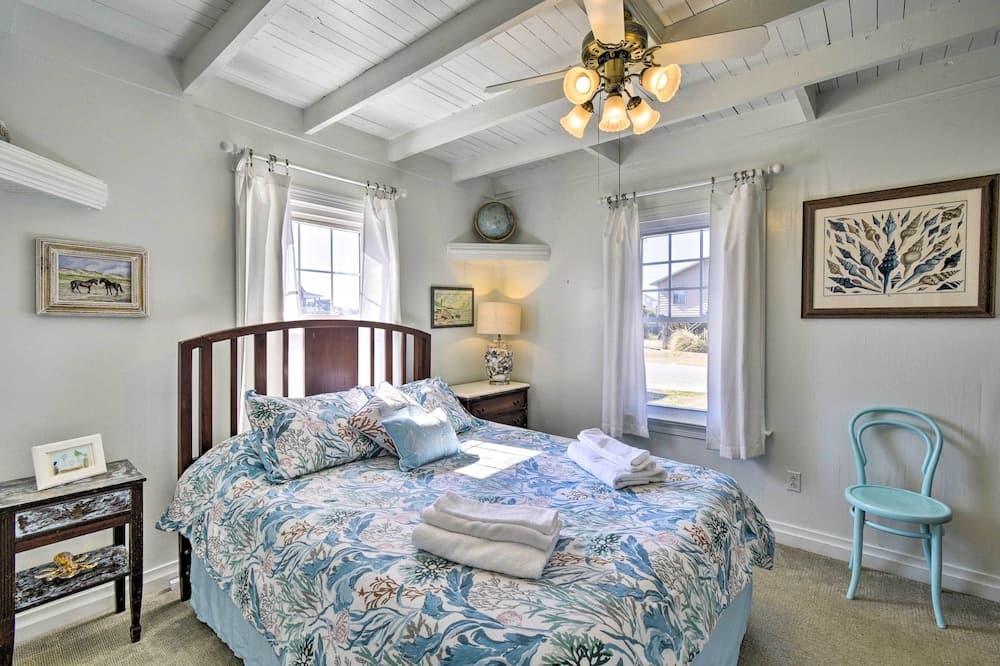 'sand Pebbles': Bright Bungalow - Steps to Beach!