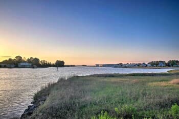 Ocean View Townhome w/ Shared Pool, AC, & Laundry!