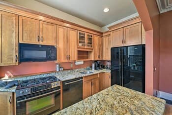 Albany Apartment w/ Deck - Walk to Capitol!