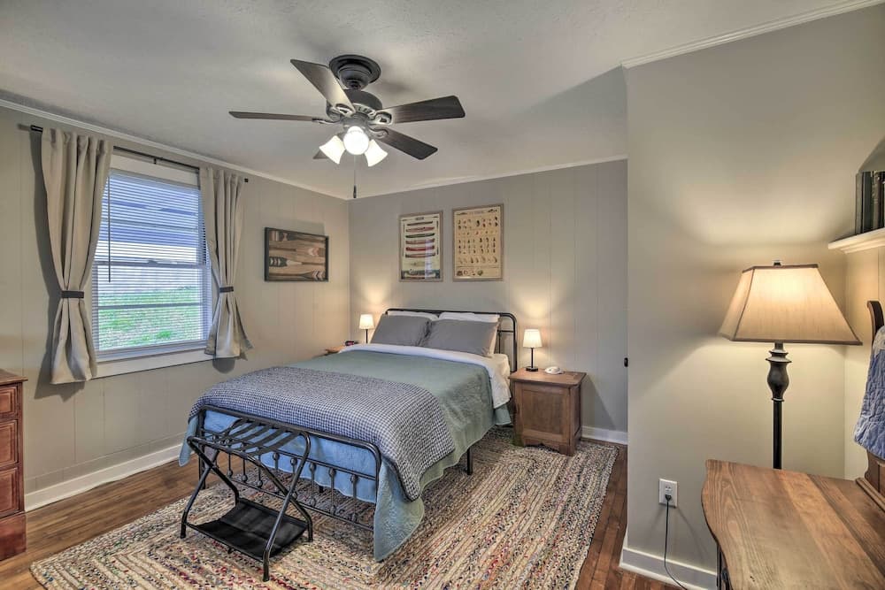 Cozy Fries Escape w/ Mountain & River Views!