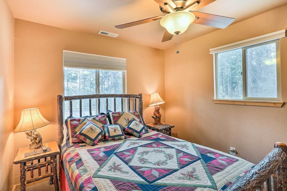 4 Mi to Pine Lake: Hathaway Pines Cabin w/ Deck