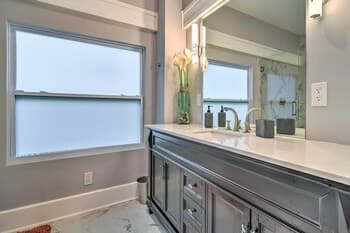 Bright St Petersburg Home w/ Pergola & Garden