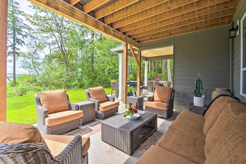 Fox Island Villa With Hot Tub, Walk to the Pier!