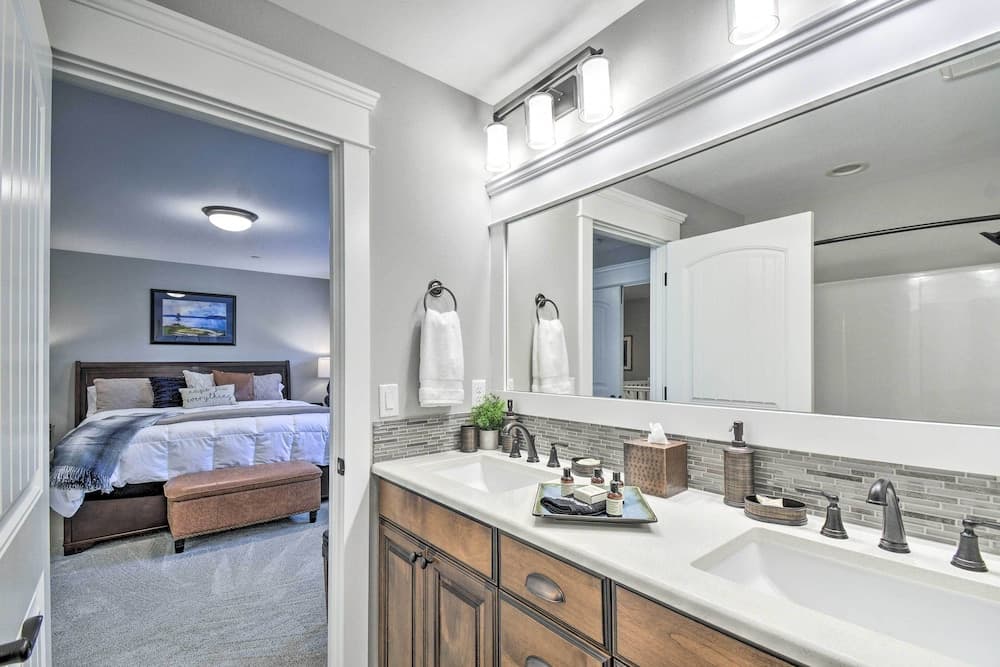 Fox Island Villa With Hot Tub, Walk to the Pier!