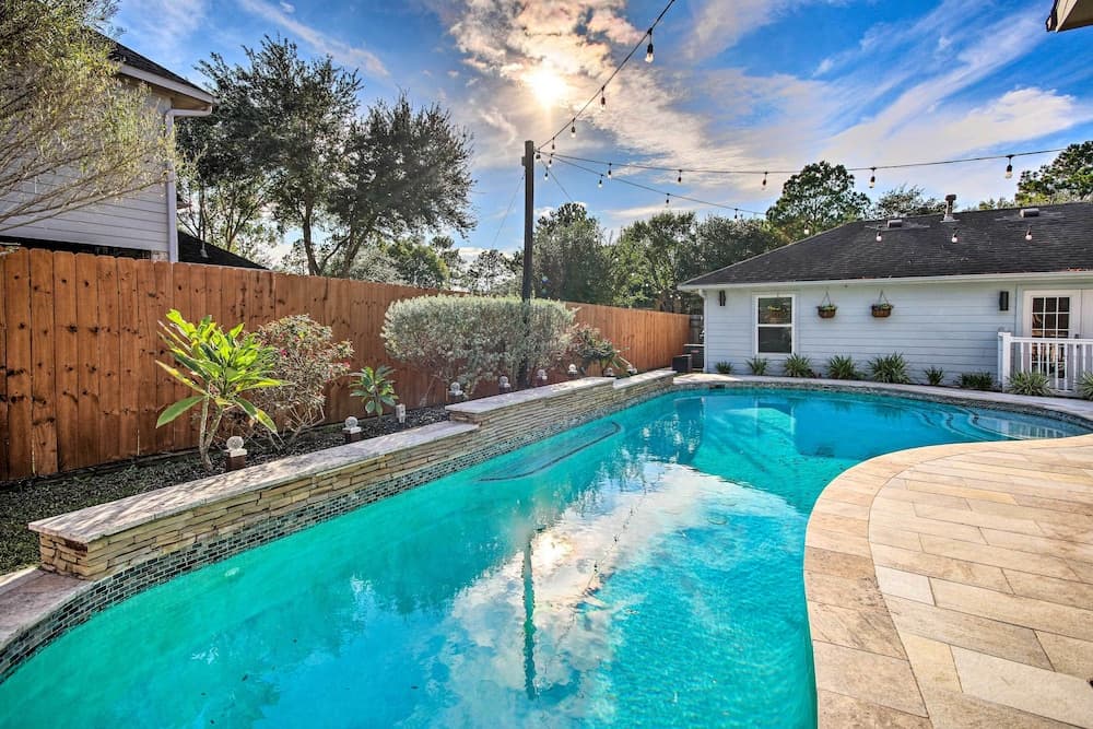 Charming Katy Retreat w/ Patio & Pool Access
