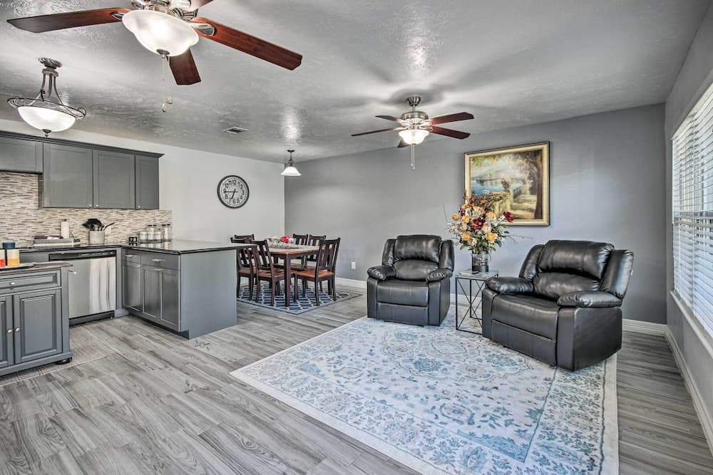 Charming Katy Retreat w/ Patio & Pool Access