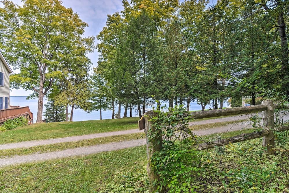 Gorgeous 3-season Lakefront Escape w/ Private Dock