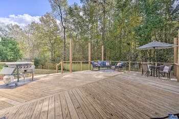 Charleston Area Home w/ Deck ~ 20 Mi to Dtwn!