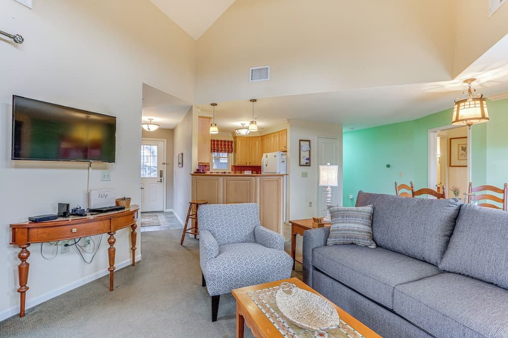 Spacious Condo w/ View < 1 Mi to Mtn Creek Resort!