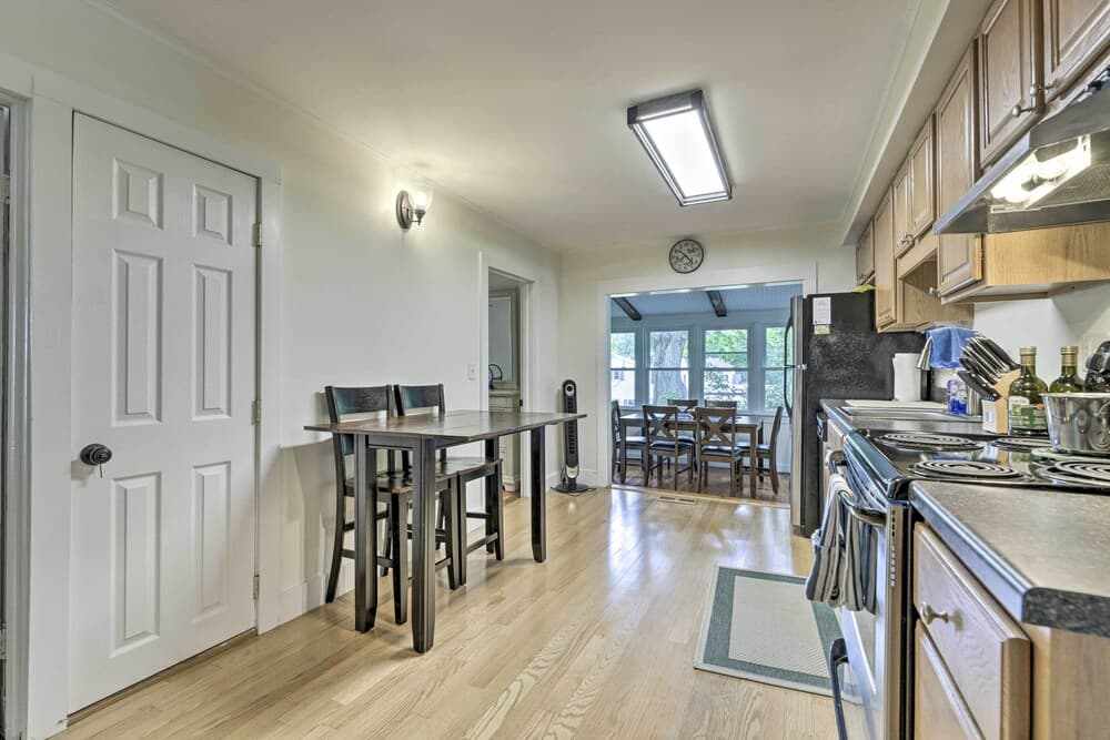 Charming Madison Retreat ~ 3 Mi to Beaches!