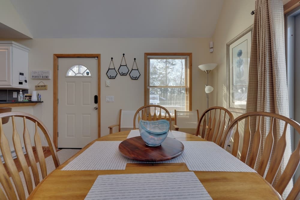 Large Deck + Resort Amenities: Lake Ariel Retreat