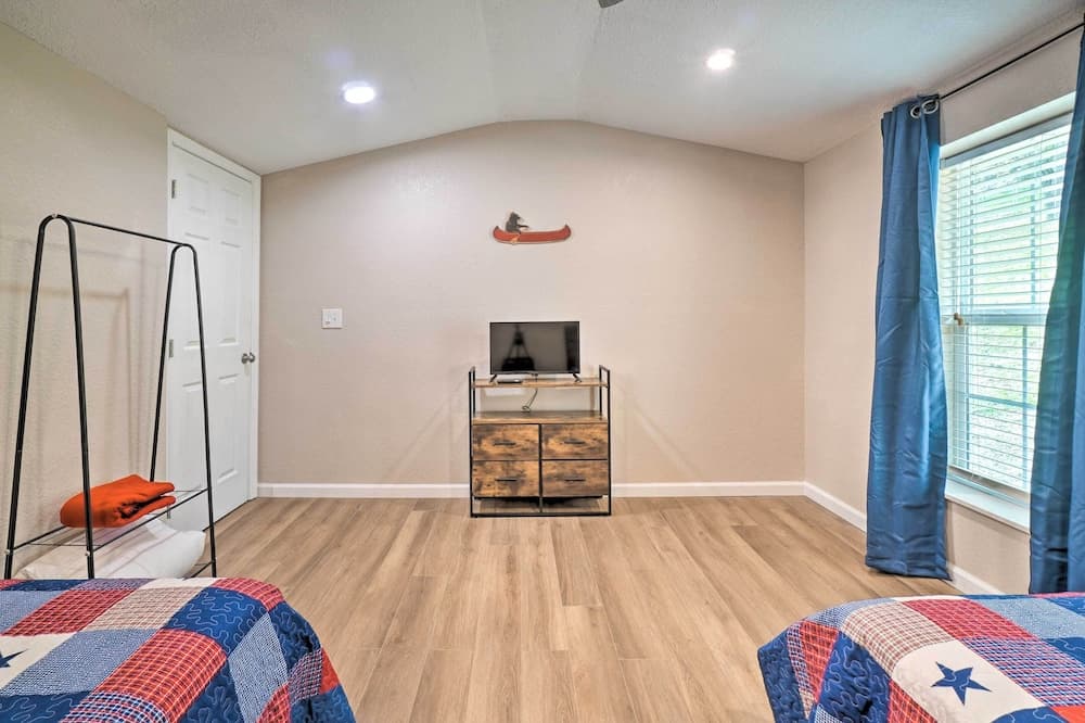 Welcoming Speedwell Retreat w/ Lake Views!