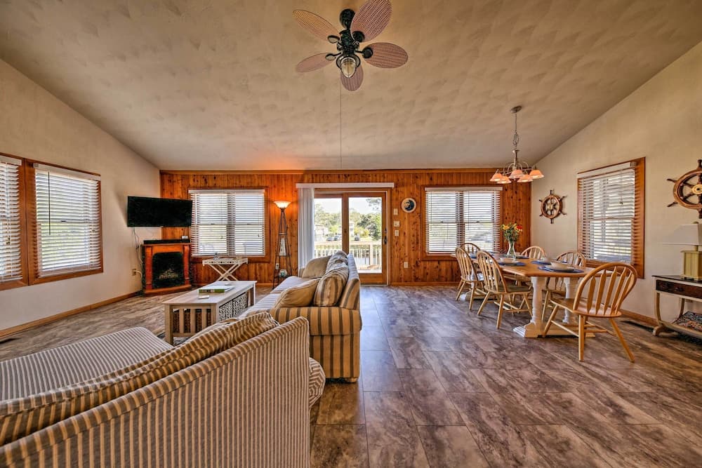 Boat Dock & Kayak: OBX Getaway on the Harbour