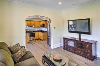 Apt w/ Shared Gas Grill, 2 Blocks to Dtwn!