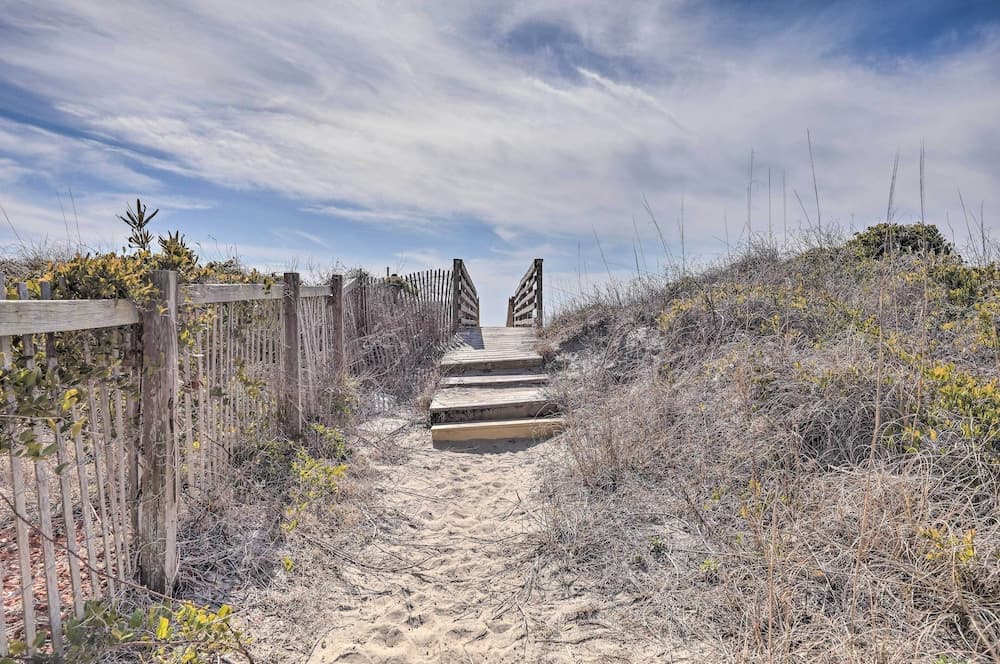 Pet-friendly Getaway - 1 Min Walk To Beach!