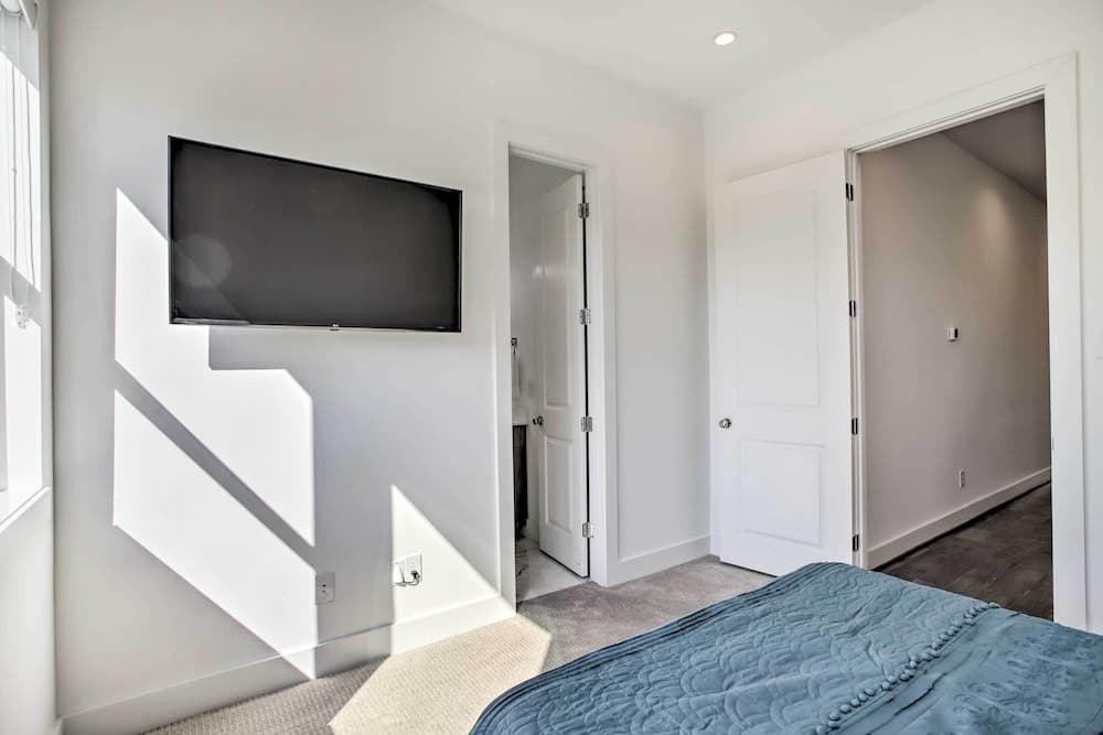 Newly-built Luxury Galleria Area Townhome!