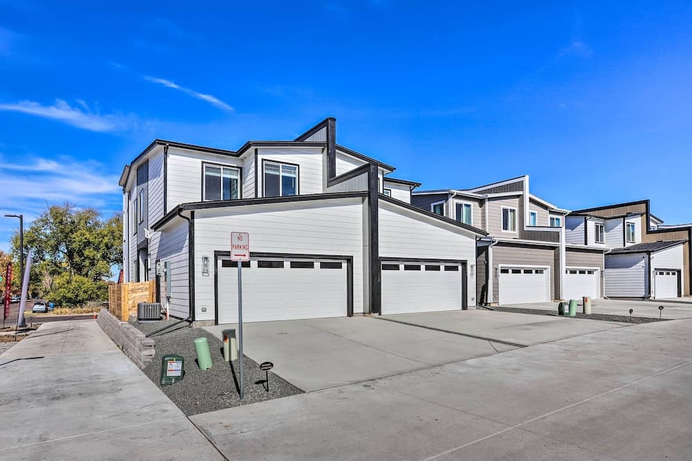 6 Mi to Dtwn Denver: Townhome w/ Patio!