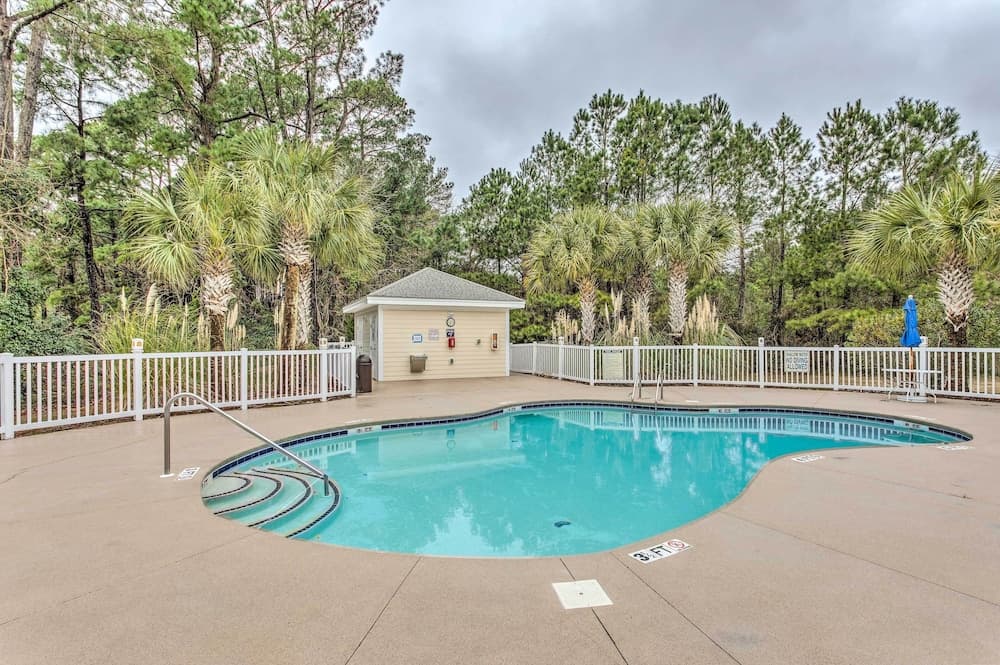 Magnolia Pointe Condo w/ Patio, 2 Mi to Beach