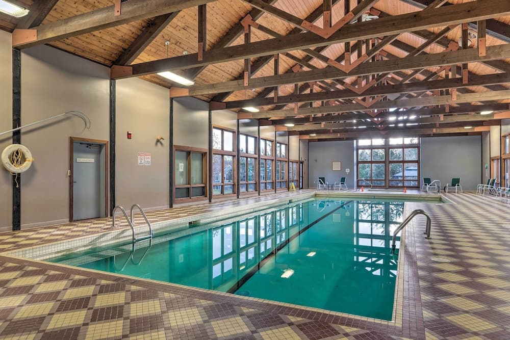 Relaxing Lincoln Condo w/ Fireplace & Shuttle