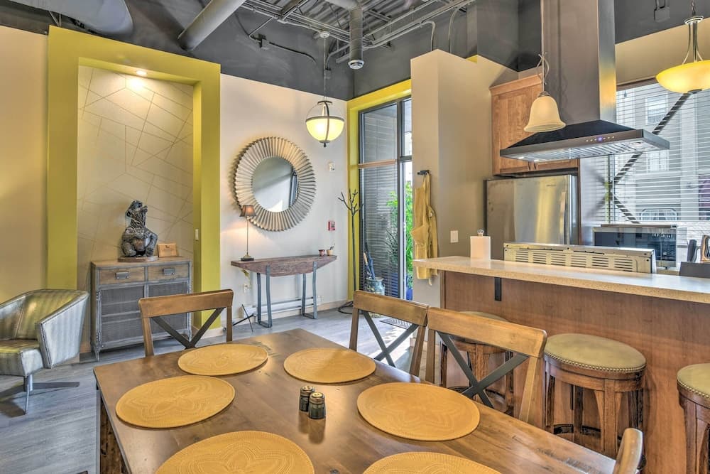 Modern Downtown Apt - Walk to Parks + Cafes!