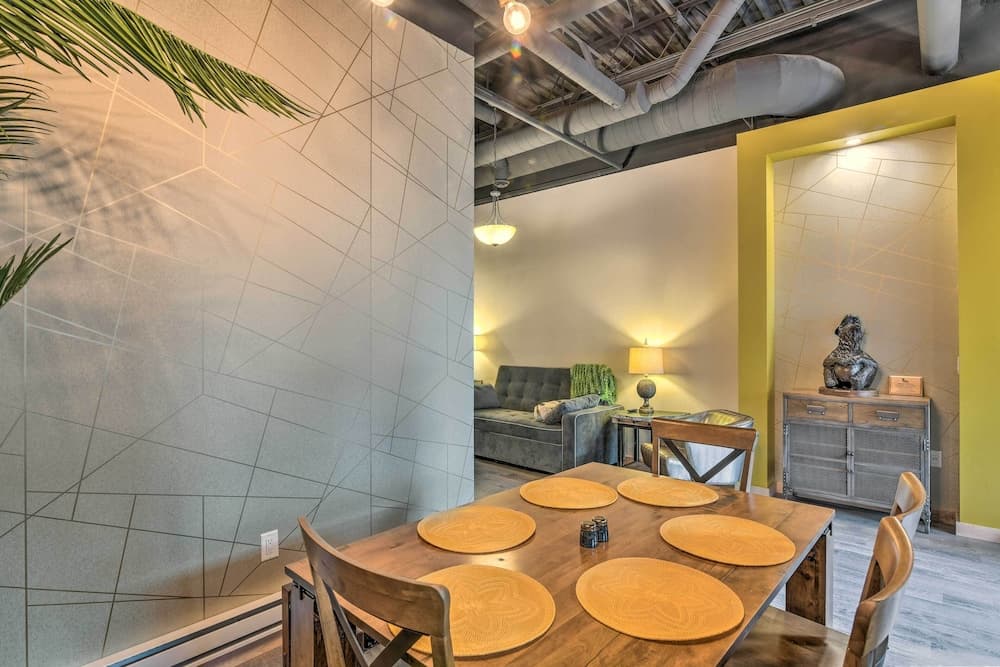 Modern Downtown Apt - Walk to Parks + Cafes!