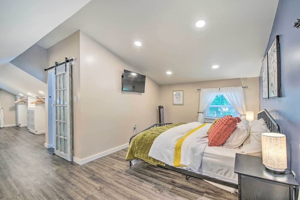 Historic Branson Cottage: 7 Mi to Table Rock Lake!