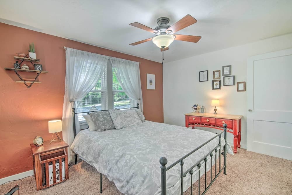 Historic Branson Cottage: 7 Mi to Table Rock Lake!