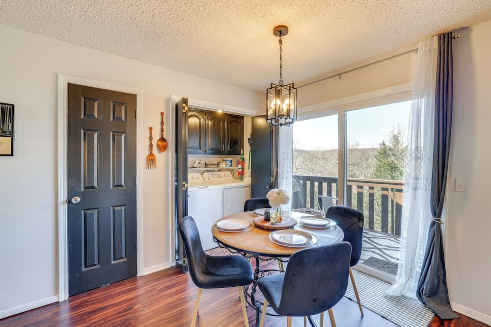 Holiday Island Escape w/ Panoramic Lake Views