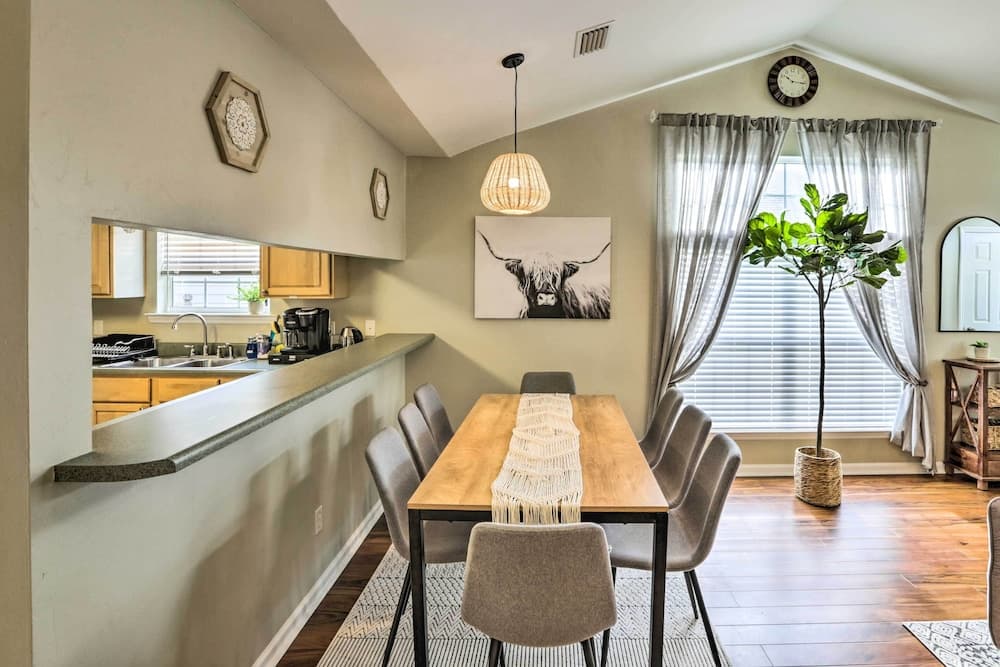 Tasteful Tallahassee Home: 7 Mi to Downtown!