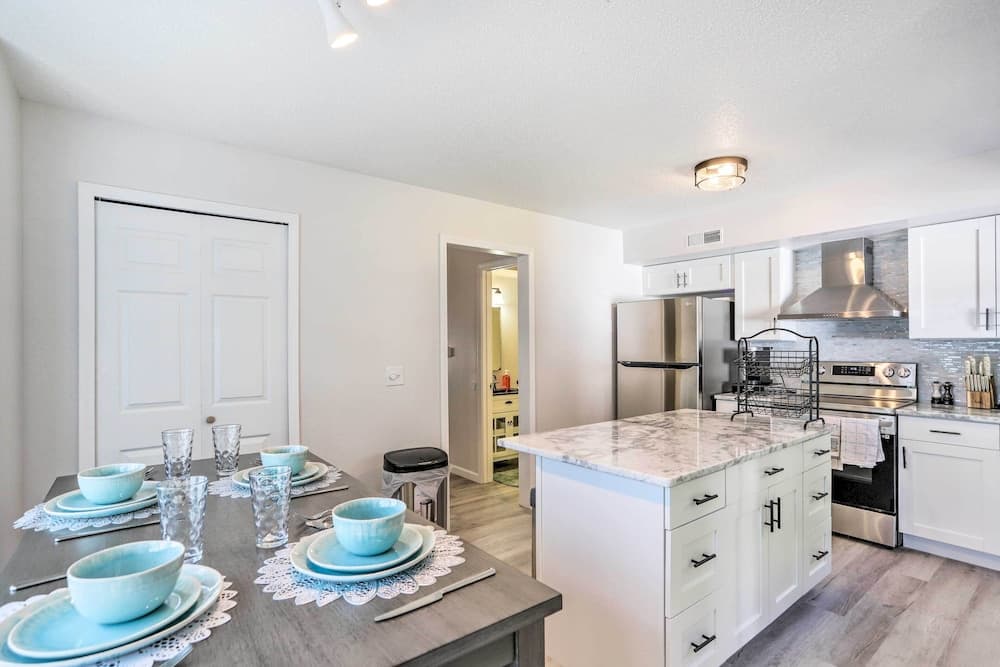 5 Mi to UT: Quiet Toledo Duplex Near Parks!