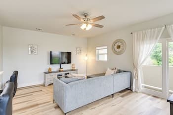 Bright & Modern Fort Worth Apartment By TCU Campus