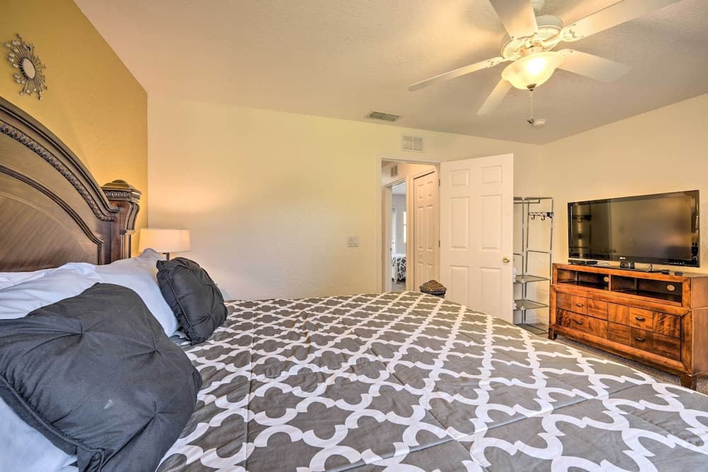 9 Mi to Disney: Resort Townhome in Davenport!